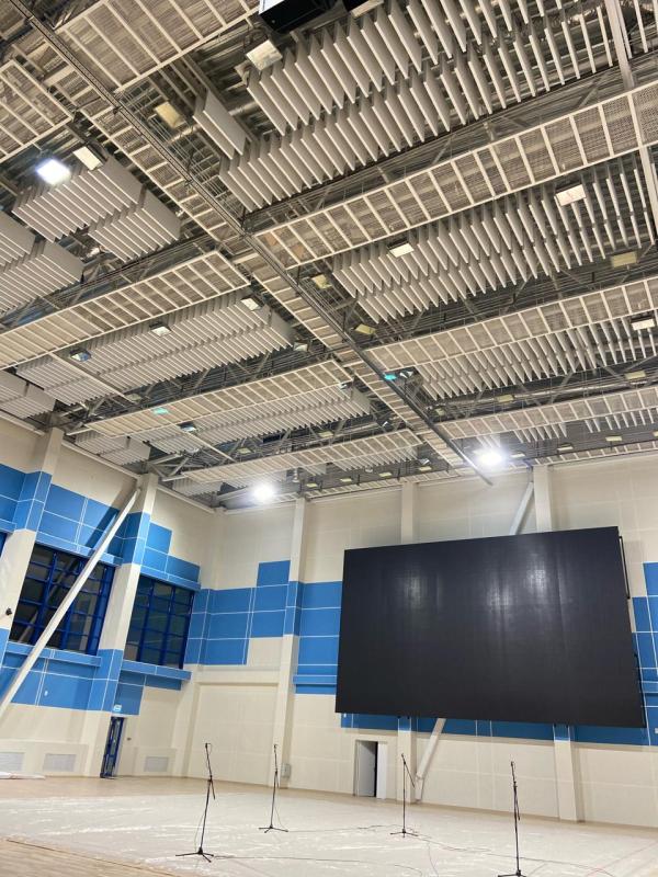Acoustic finishing of halls